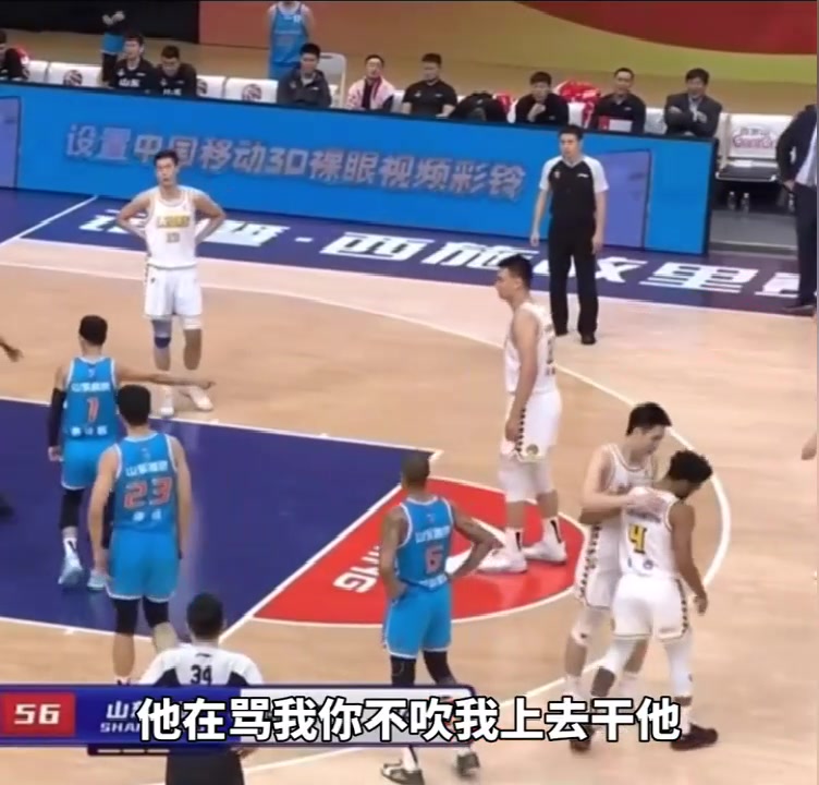 被庫(kù)克罵毛了？高詩(shī)巖對(duì)裁判說(shuō)：他再罵我你不吹，我就上去干他！（高詩(shī)巖對(duì)新疆）